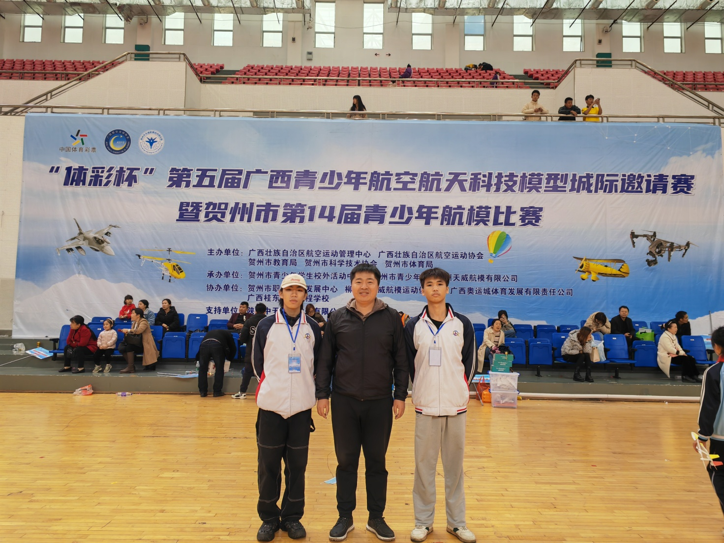 以赛代练夯基础 以赛促学谋进步——bcw8白菜网论坛学生代表在第五届广西青少年航空航天科技模型城际邀请赛中斩获佳绩