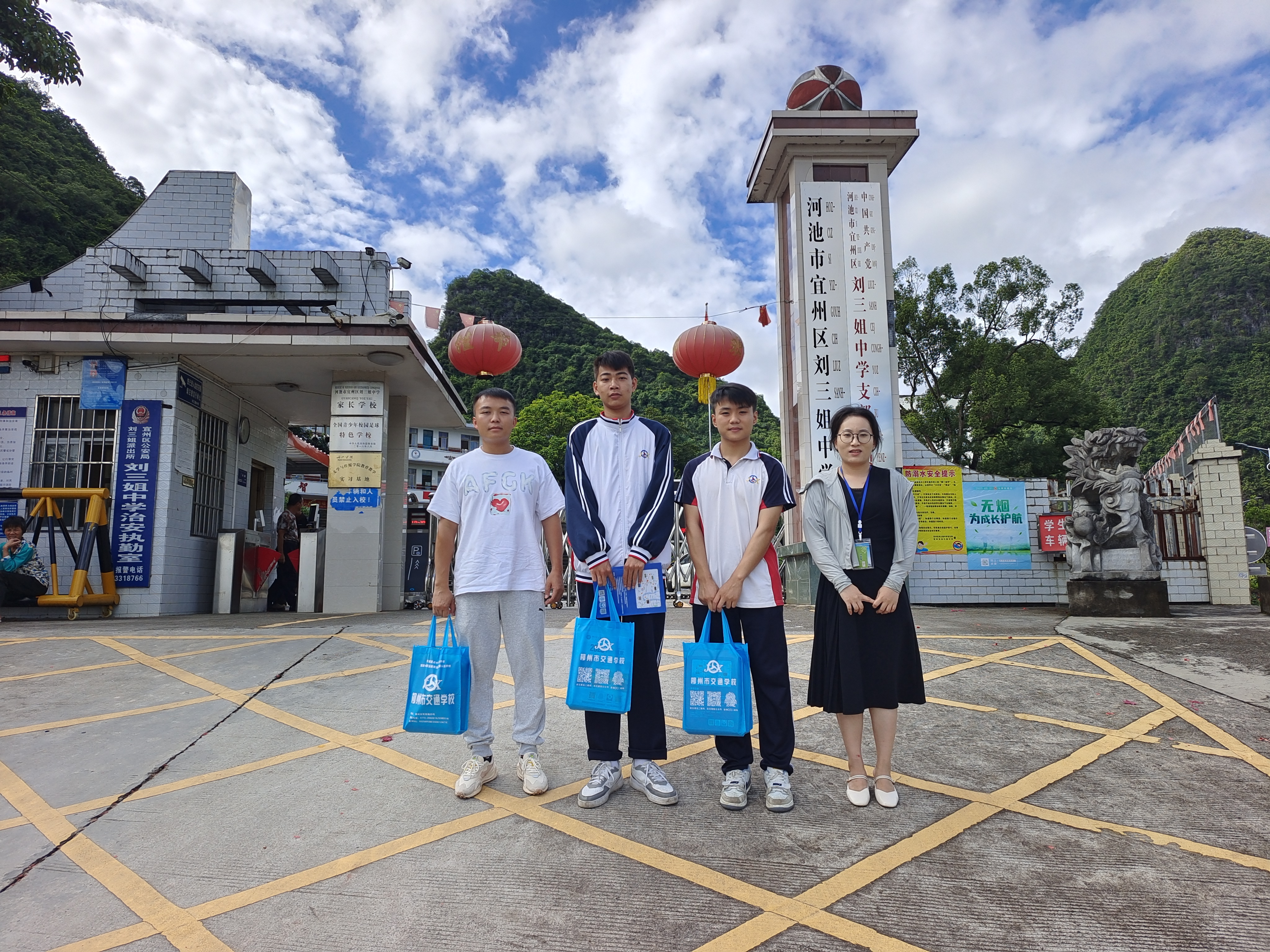 bcw8白菜网论坛师生深入各中学开展职教宣传