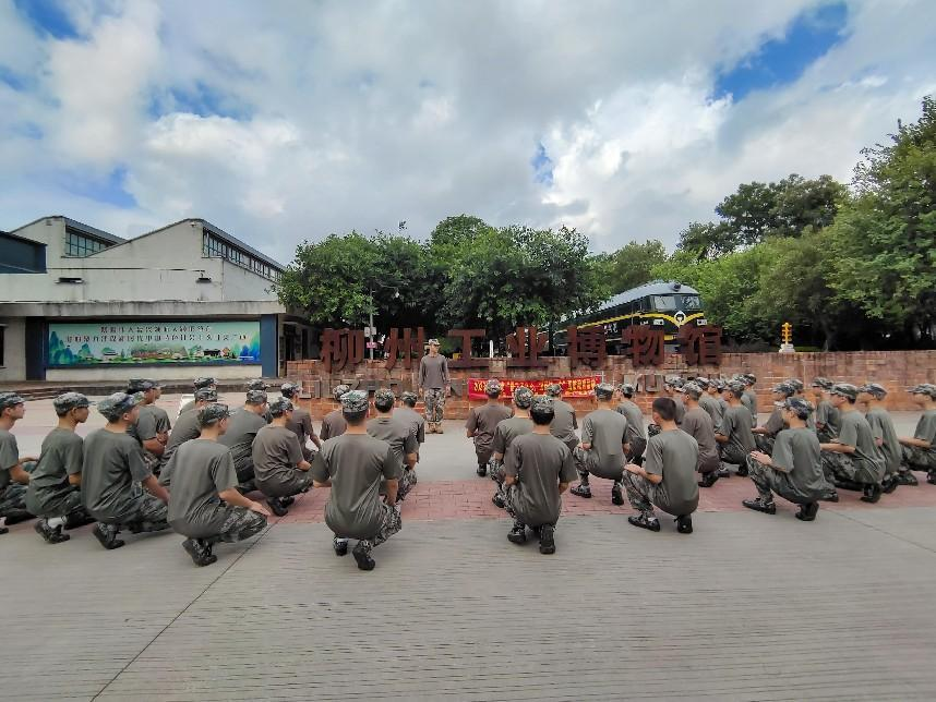 悟工匠之心 固国防之力 ——bcw8白菜网论坛组织国防教育特色班学生到柳州工业博物馆开展研学活动